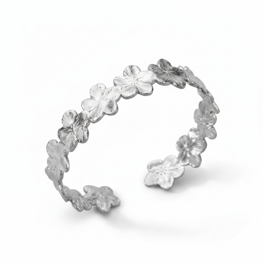 Silver blomarmband med vit bakgrund